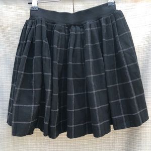 Black plaid pleated skirt with elastic band